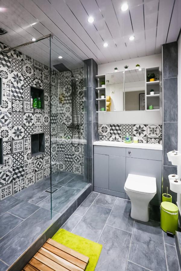 Funky City Apartment - Secure Parking - Wifi - Sleeps 6 - No Parties Belfast Zewnętrze zdjęcie